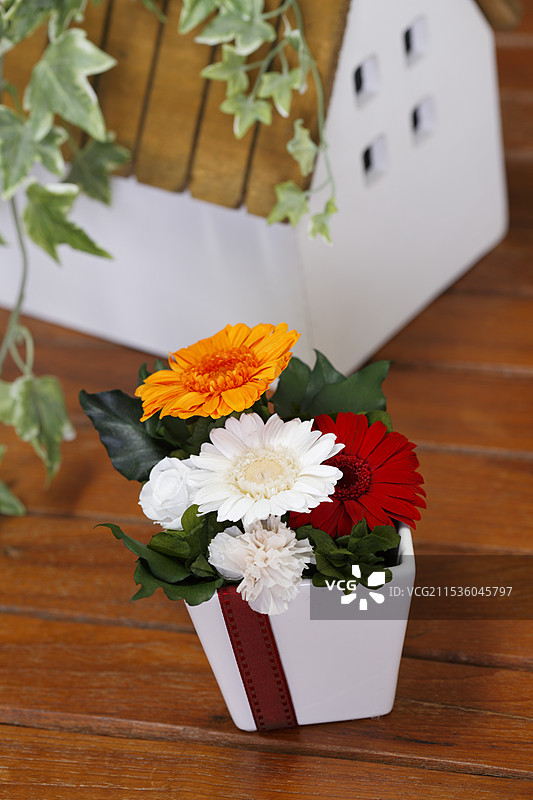 桌子上的永生花图片素材