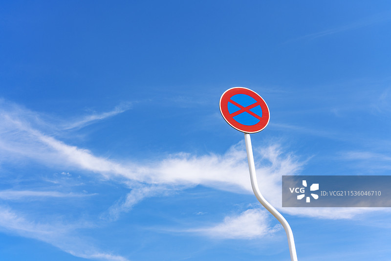路标与蓝天图片素材