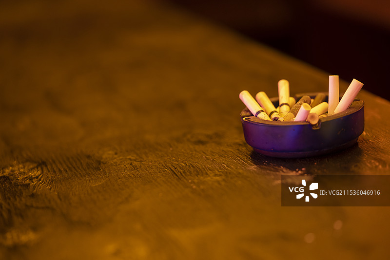 柜台上的烟灰缸图片素材