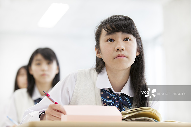高中女生上课图片素材