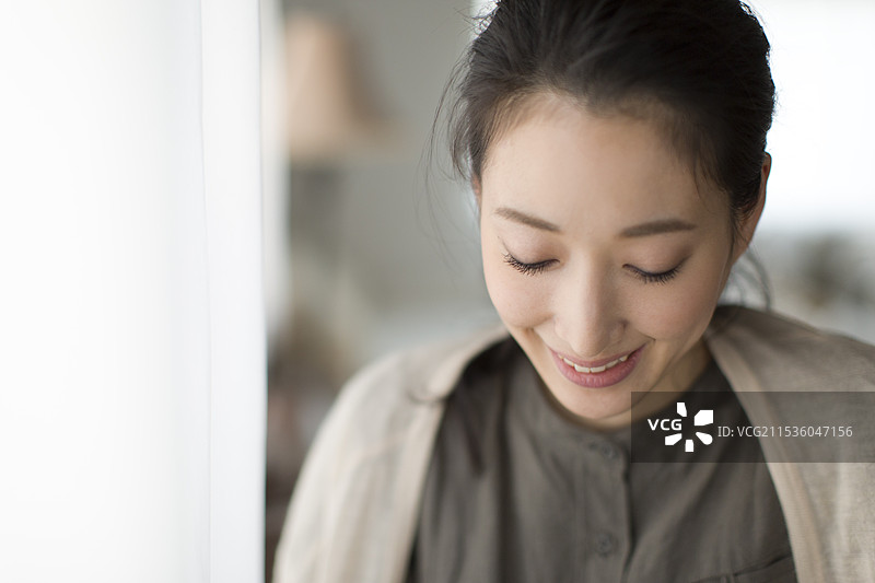 靠在窗边的女人图片素材