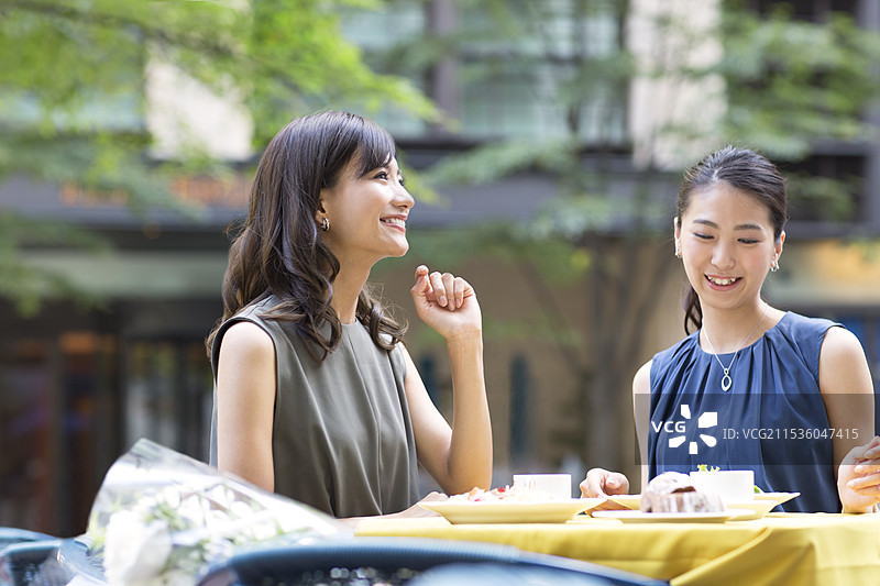 两位女性在露天咖啡馆用餐图片素材