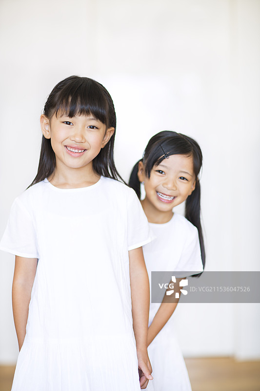 两个微笑的女孩图片素材