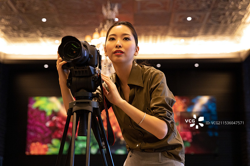 女性在拍照图片素材