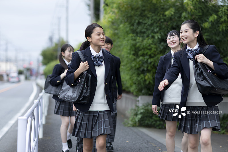 高中生在上学路上相处融洽图片素材