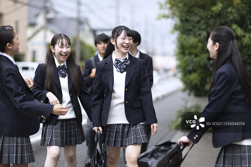 高中生在上学路上相处融洽图片素材