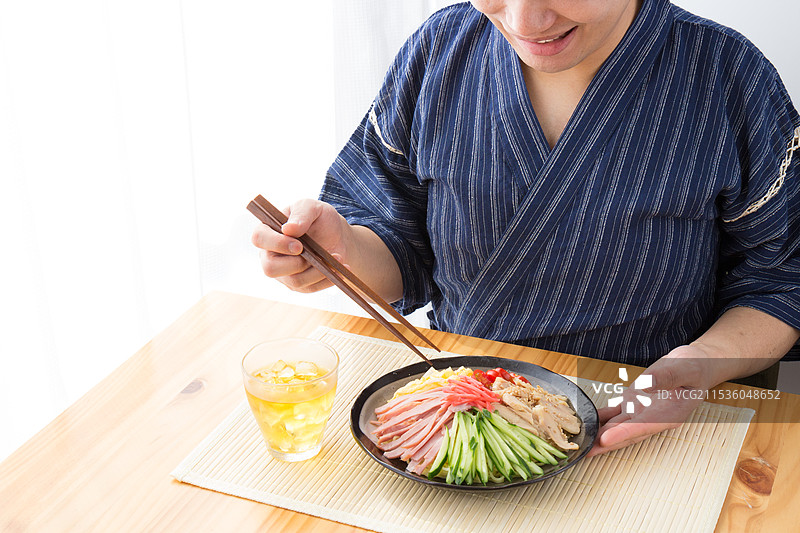 日本男子与冷面图片素材