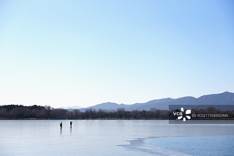 冬天颐和园昆明湖的冰、落日、远望西山图片素材