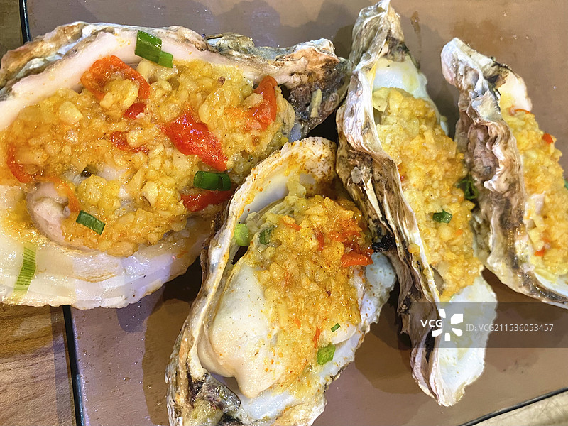餐桌上蒜蓉烤生蚝的高角度视图图片素材