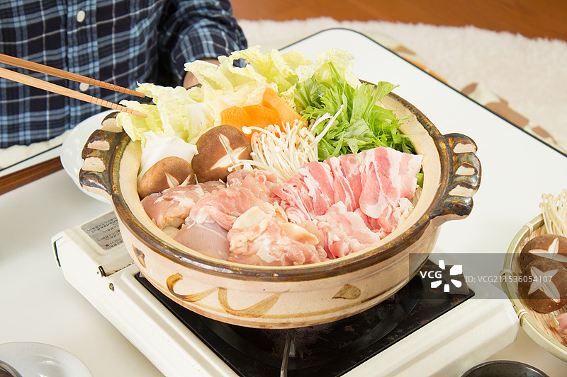 日本夫妇正在享用火锅料理图片素材