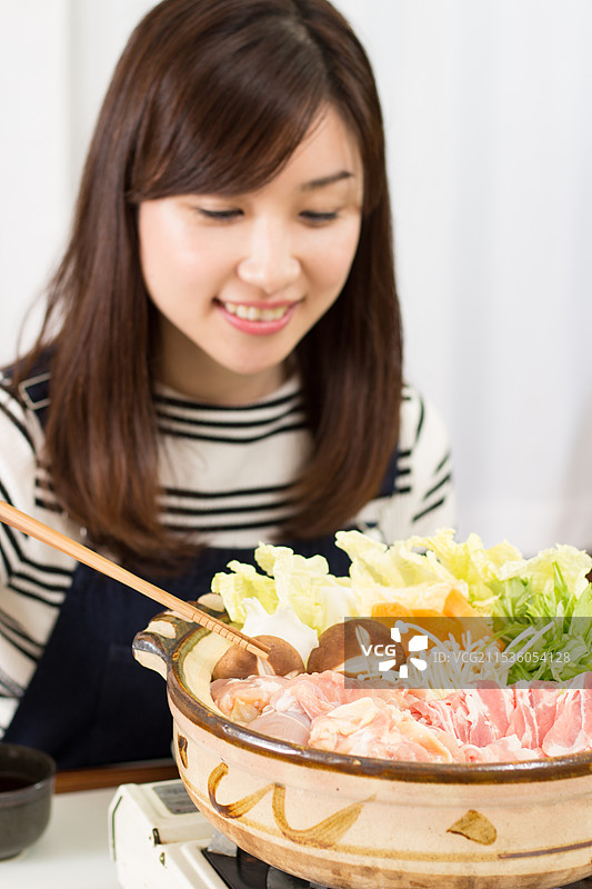 日本夫妇正在享用火锅料理图片素材