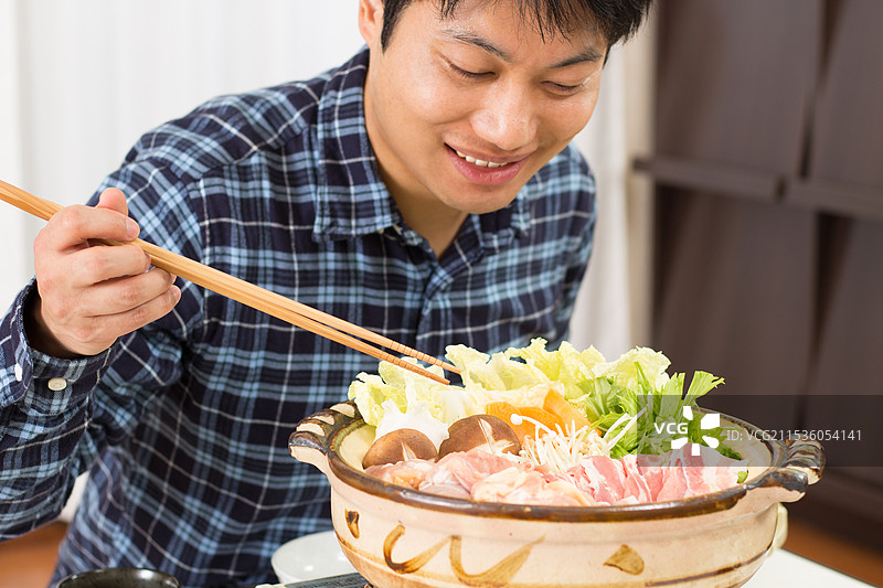 日本夫妇正在享用火锅料理图片素材