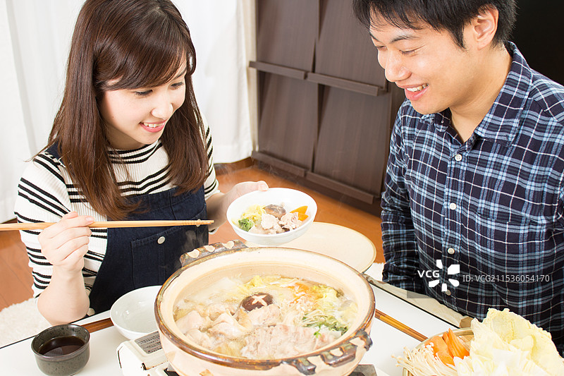 日本夫妇正在享用火锅料理图片素材