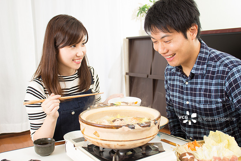 日本夫妇正在享用火锅料理图片素材