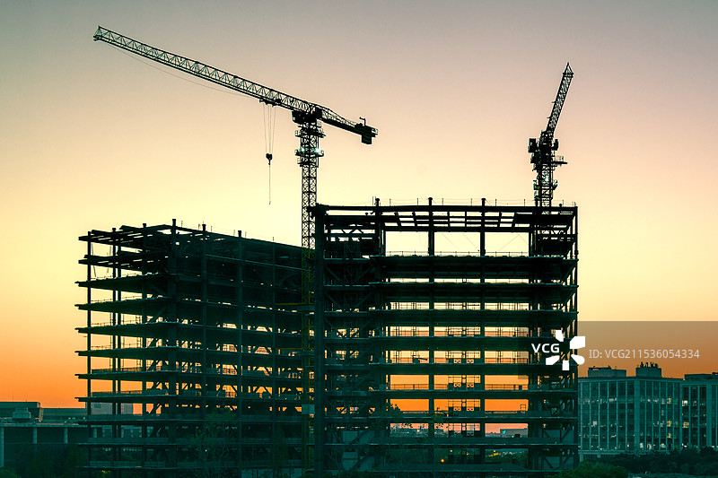 夕阳下未完成的建筑剪影图片素材