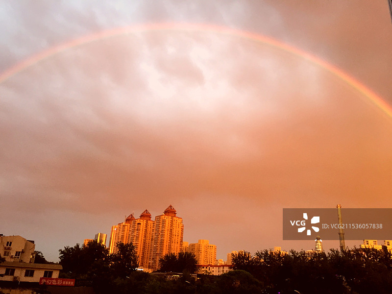 暴风雨过后，红彤彤的天空惊现彩虹图片素材
