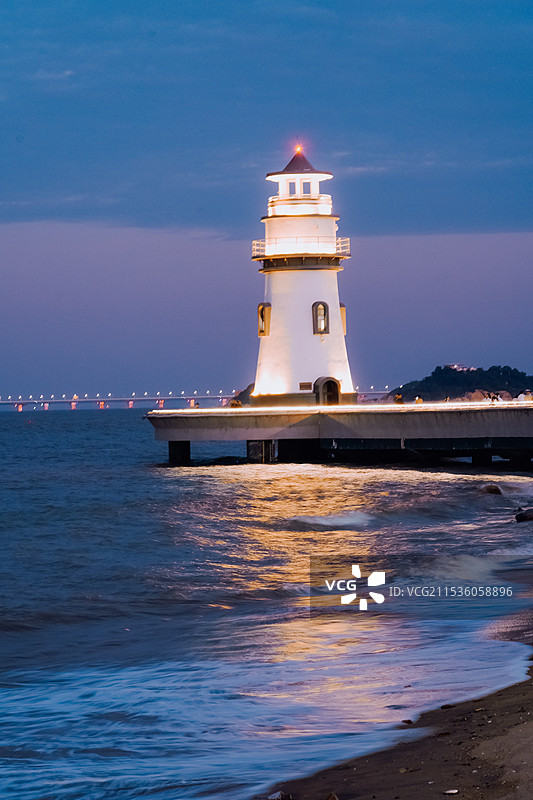 海中倒影的灯塔灯光图片素材
