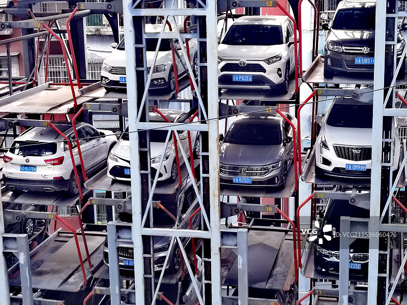 城市汽车大厦重庆巫山新城滨临长江修建的楼房车库图片素材