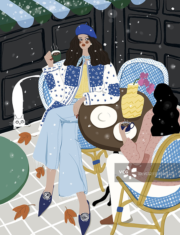 两个时尚女孩坐在下雪天的咖啡角旁图片素材