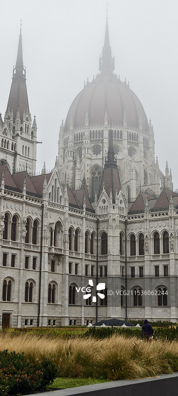 匈牙利布达佩斯雨后国会大厦图片素材