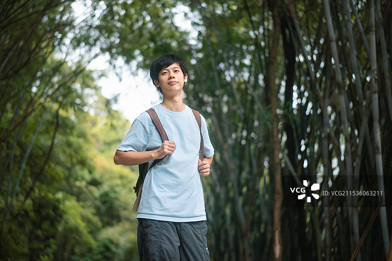 在广州著名景点白云山的徒步采风拍摄的年轻人图片素材