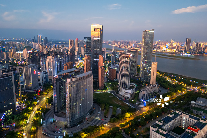 江西省南昌市红谷滩红谷中大道夜景图片素材