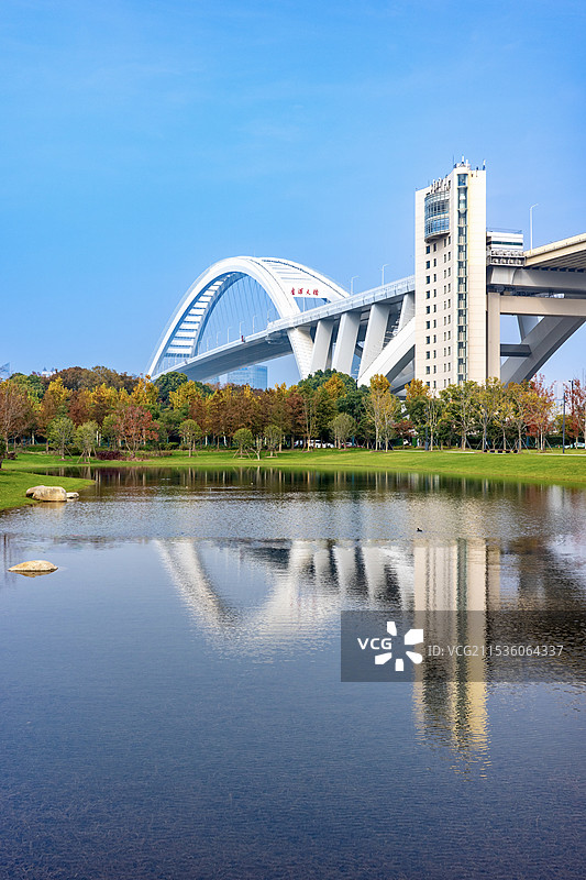 上海世博文化公园东门舞动广场风光 卢浦大桥 秋冬时节图片素材