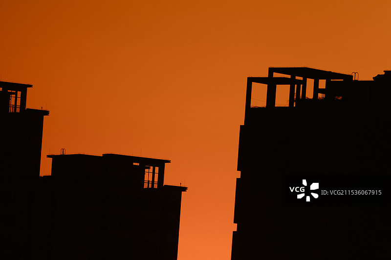 夕阳西下的天空衬托出建筑物的轮廓图片素材