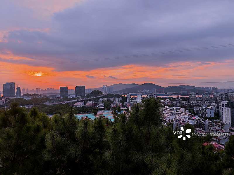 晚霞中的城市风景图片素材