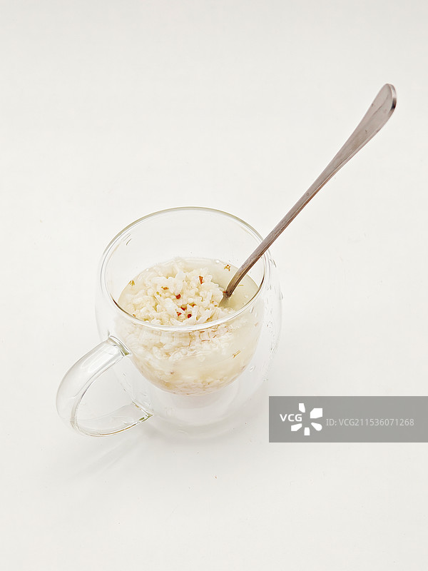 透明水杯里面放着桂花酒酿，甜酒酿，桂花酒酿，米酒图片素材