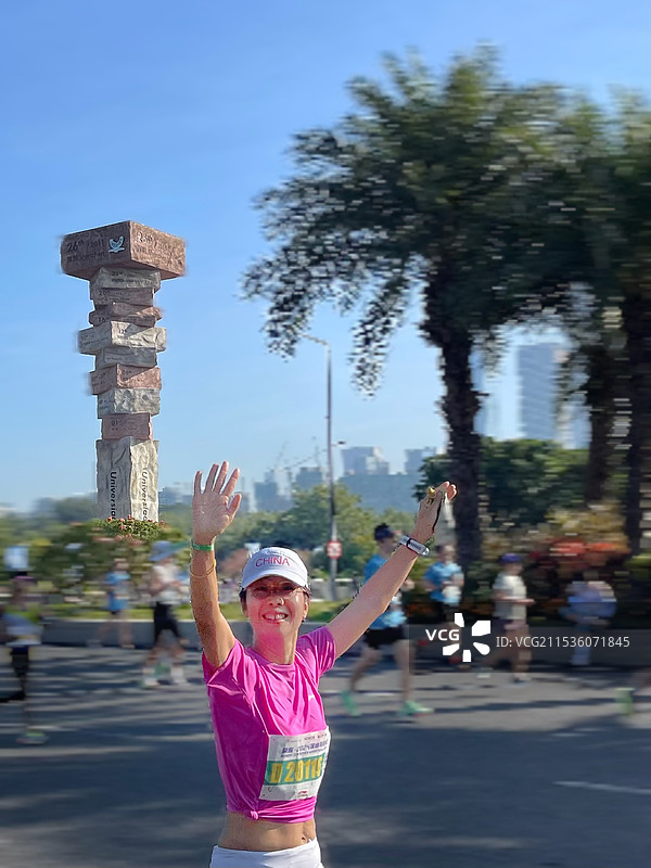 快乐奔跑-2024深圳马拉松图片素材