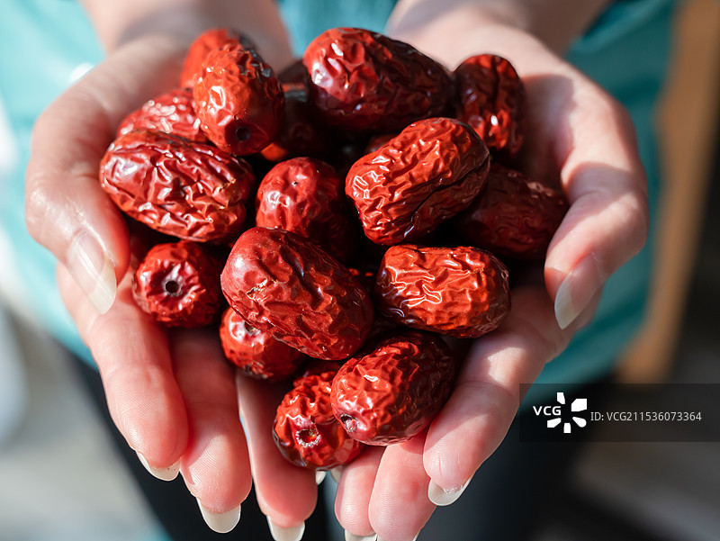 一双手捧着红枣图片素材
