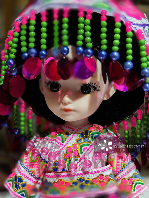 穿民族服装的娃娃图片素材