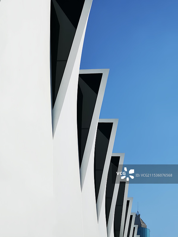 蓝天下建筑物的低角度视图图片素材