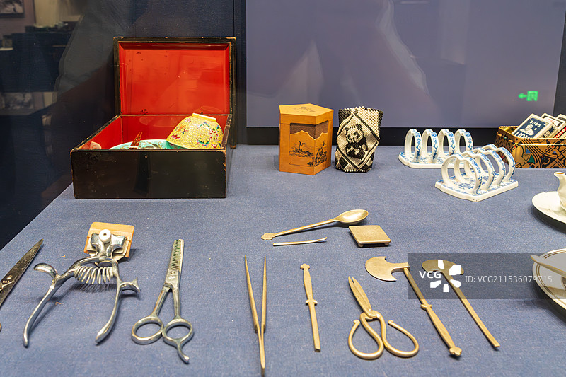 桌子上各种作业工具展览图片素材