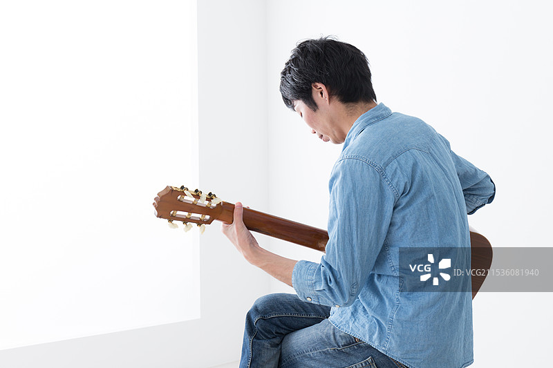 男人弹吉他图片素材