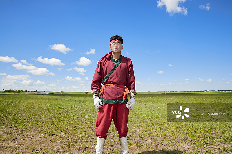 草原上的蒙古族汉子骑手图片素材