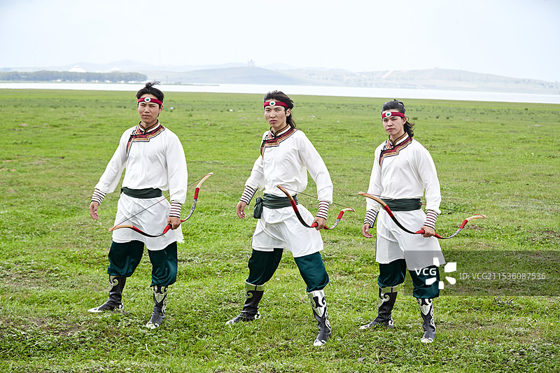 草原那达慕大会上的蒙古弓箭手图片素材