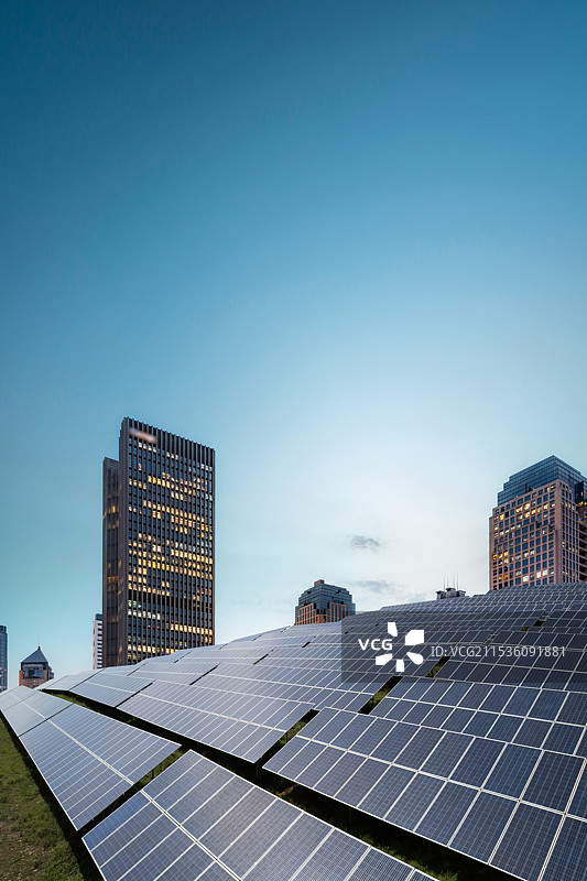 太阳能光伏发电，城市新能源和现代建筑背景图片素材