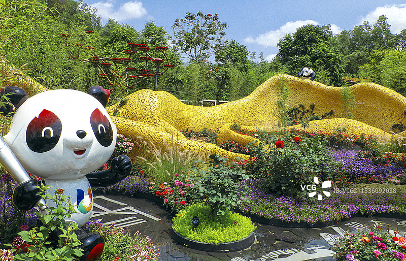 深圳仙湖植物园梦幻花园中的巨型黄花雕塑图片素材