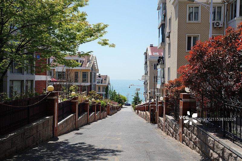 青岛崂山区崂山路6号甲翡翠花园通往大海的道路图片素材