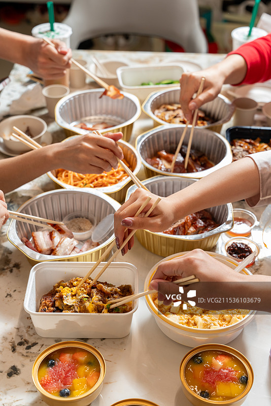 多人分享外卖美食的画面图片素材