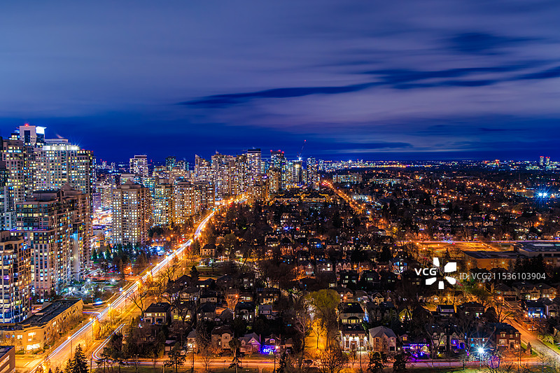 灯火辉煌的都市街景图片素材