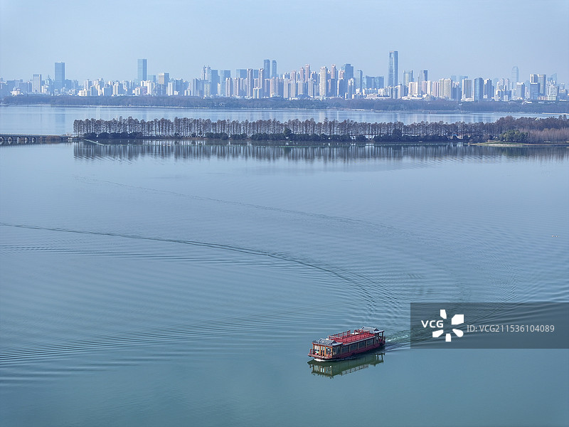 冬季一条船驶过东湖湖面图片素材