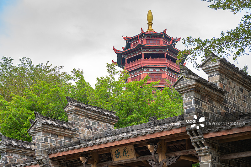 多云天气下绿树环绕的厦门园博苑里的杏林塔古塔图片素材