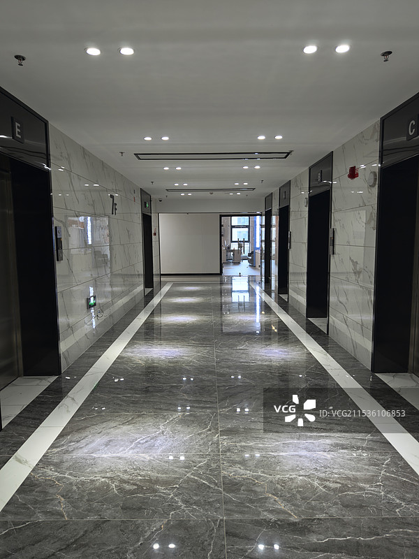 办公楼电梯等候图片素材