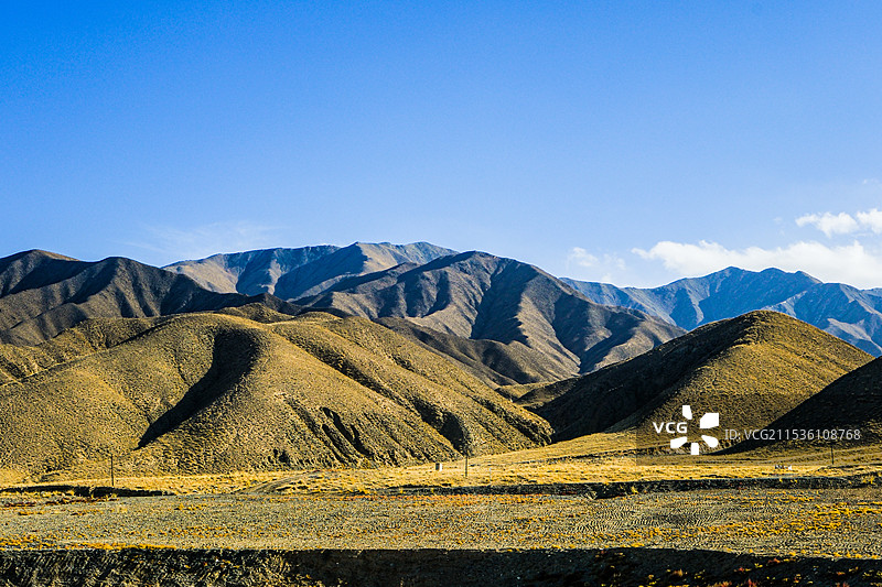 中国甘肃酒泉市阿克塞哈萨克族自治县阿尔金山，敦煌至当金山口高速公路阿尔金山隧道口，阿尔金山高速公路桥图片素材