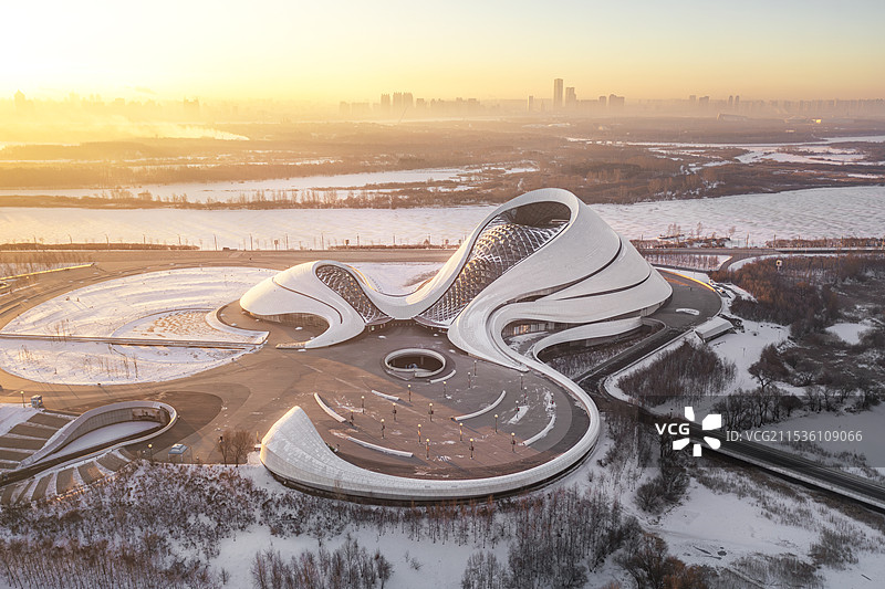 金光照耀哈尔滨大剧院图片素材