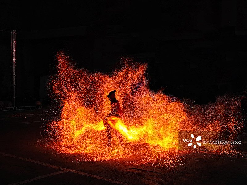 耍火壶图片素材