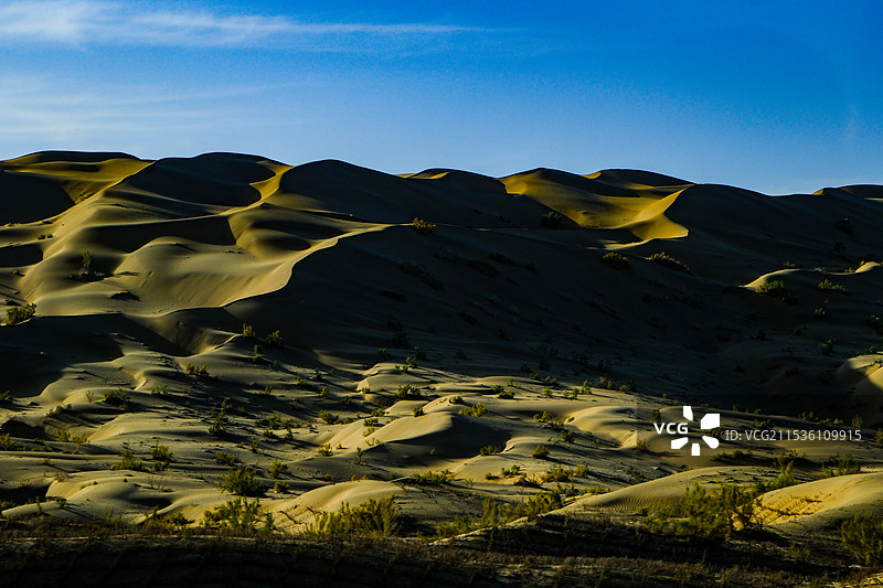 中国甘肃酒泉市阿克塞的沙漠戈壁风光，阿克塞哈萨克族自治县，大漠戈壁图片素材